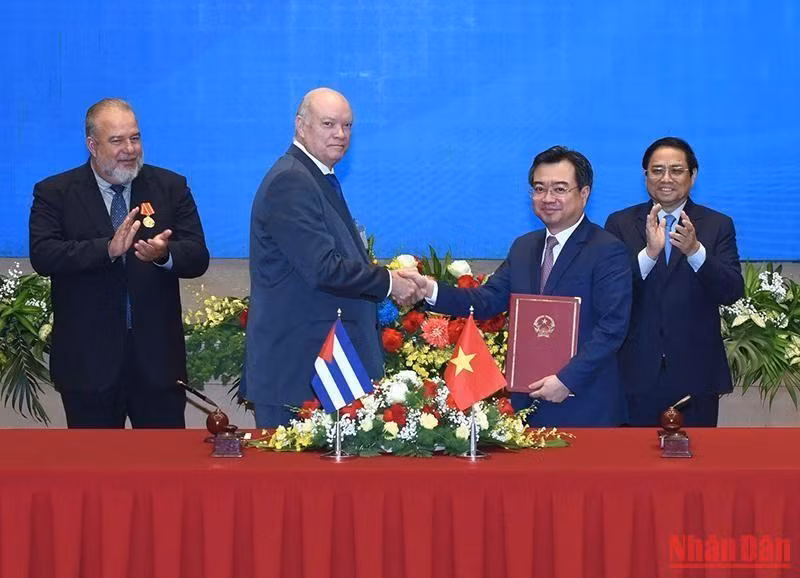 Los dos primeros ministerios presencian la ceremonia de firma del Plan de Acción para implementar la Agenda Económica 2021-2025 para el período 2023-2025 entre el Ministerio de Construcción de Vietnam y el Ministerio del Comercio Exterior y la Inversión Extranjera de Cuba.