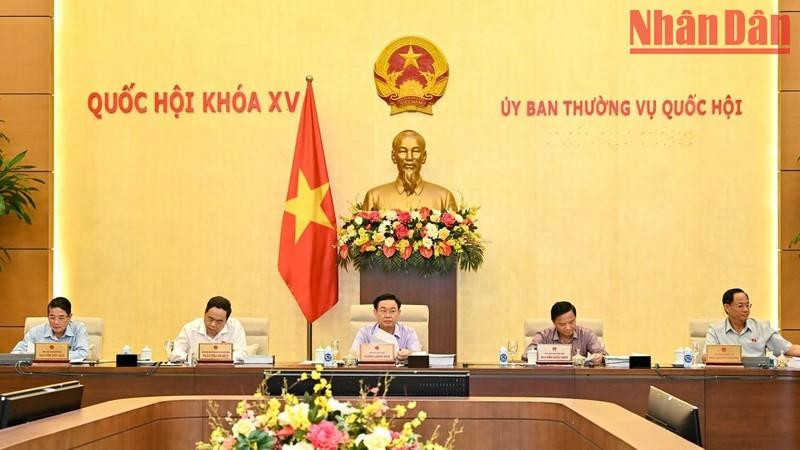 El presidente del Parlamento, Vuong Dinh Hue, y los vicepresidentes legislativos asisten a la reunión.
