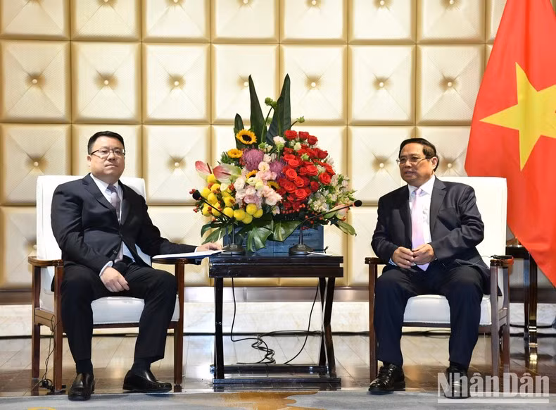 Minh Chinh y el director general adjunto de la Corporación de Construcción de Energía Eléctrica de China, Wang Xiaojun.