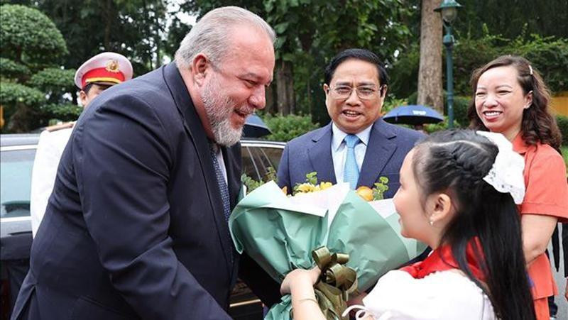 Niños capitalinos entregan flores para recibir al primer ministro cubano, Manuel Marrero Cruz.