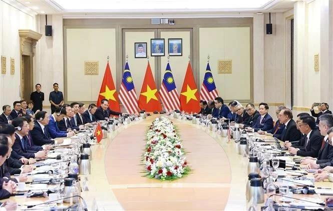 Conversaciones entre el primer ministro vietnamita, Pham Minh Chinh, y su homólogo malasio, Anwar Ibrahim, en Kuala Lumpur el 25 de mayo (Foto: VGP)