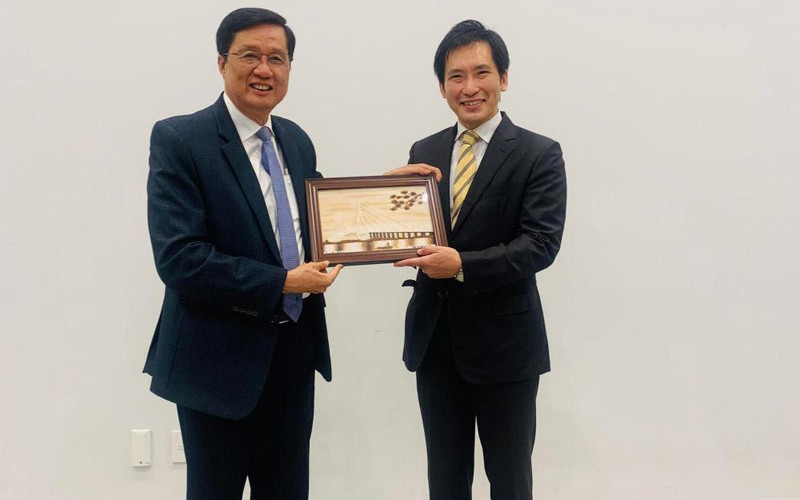 ham Van Hieu, subsecretario permanente del Comité partidista y presidente del Consejo Popular de Can Tho y Watanabe Michitaro, alcalde de Nasushiobara. (Fotografía: baocantho.com.vn)