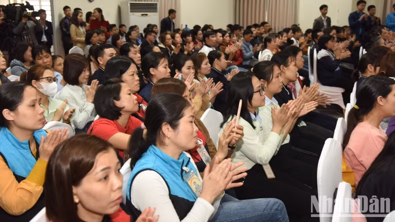 Obreros de Nam Dinh asisten al programa.