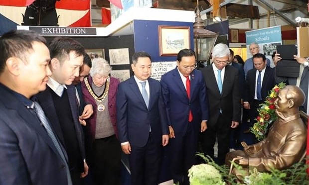 Representantes de Newhaven y la Embajada vietnamita en el Reino Unido ante la estatua del Presidente Ho Chi Minh (Fotografía: VNA)