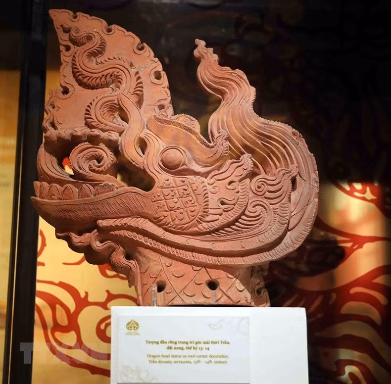 Cabeza de dragón de terracota de la dinastía Tran (1226 - 1400).