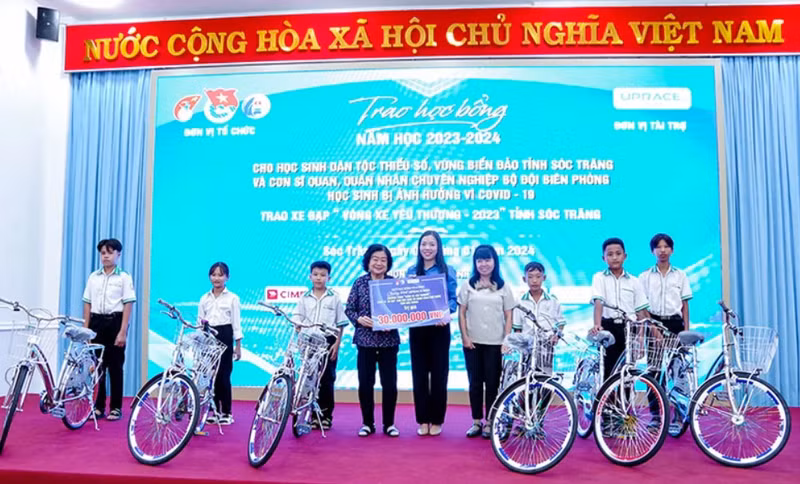 En la ocasión, el periódico Thieu nien Tien phong va Nhi dong (Adolescentes y niños de vanguardia), dependiente del Comité Central de HCYU, dona 15 bicicletas a niños desfavorecidos locales.
