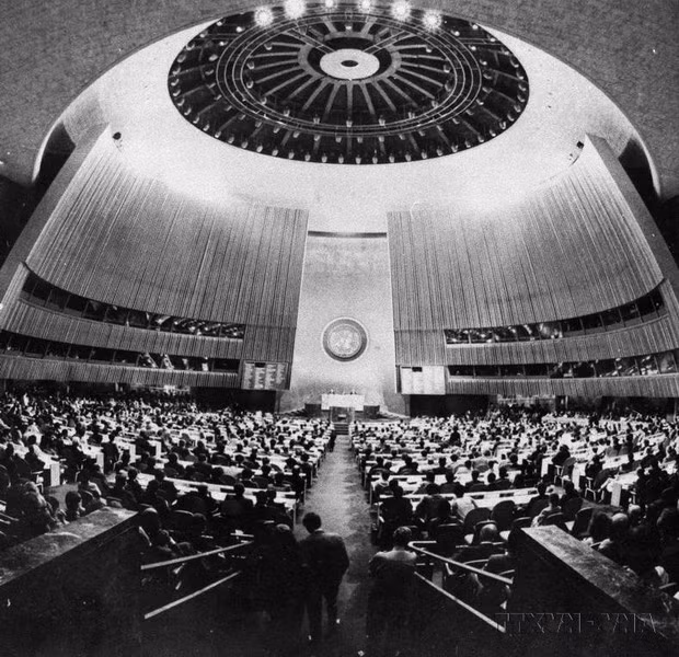 El 20 de septiembre de 1977, la sesión inaugural del 32 período de sesiones de la Asamblea General de la ONU aprobó la resolución para reconocer a Vietnam como un miembro de la ONU.