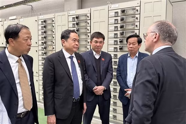 El vicepresidente de la Asamblea Nacional de Vietnam Tran Thanh Man recibe a dirigentes del grupo Acciona.