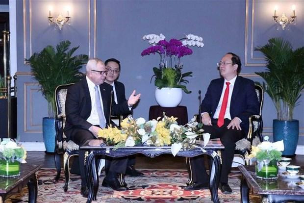 El subsecretario del Comité del Partido Comunista de Vietnam en Ciudad Ho Chi Minh Nguyen Ho Hai (D) recibe al secretario de la Asamblea Nacional del Poder Popular y del Consejo de Estado de Cuba, Homero Acosta Álvarez. (Fotografía: VNA)