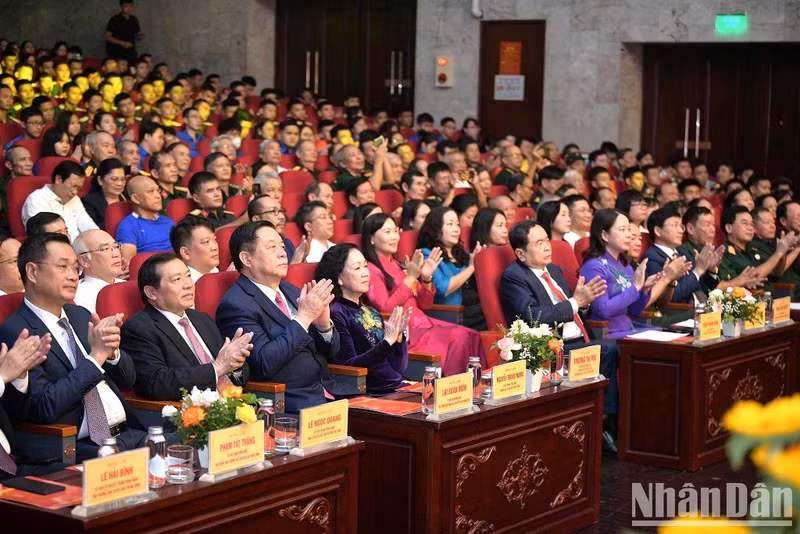 Entregan Premios de divulgación de obras sobre seguimiento de ideología de Ho Chi Minh ảnh 1