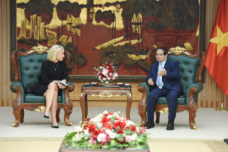El primer ministro vietnamita, Pham Minh Chinh, recibe a Susanna Campbell, presidenta del grupo sueco SYRE (Foto: VNA)