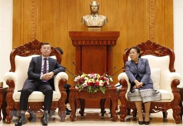 La vicepresidenta permanente de la Asamblea Nacional de Laos, Sounthone Xayachak, recibe al auditor general estatal de Vietnam, Ngo Van Tuan. (Fotografía: VNA)