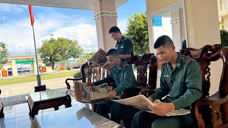 En la mesa de té durante la pausa del almuerzo, los soldados leen el suplemento.