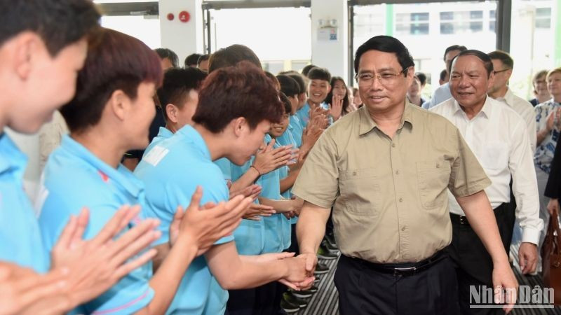 Las jugadoras vietnamitas dan la bienvenida al primer ministro Pham Minh Chinh.
