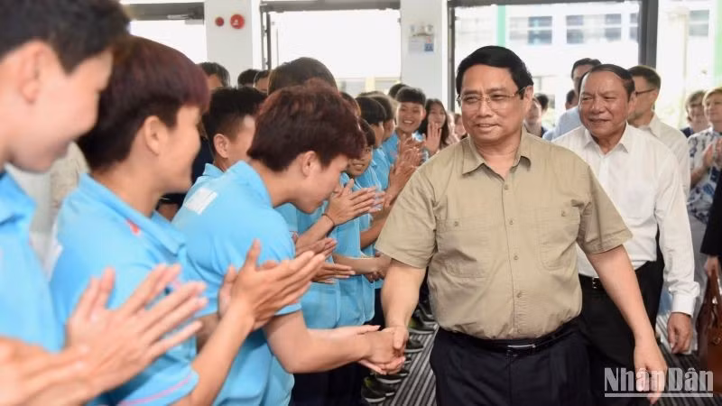 Las jugadoras vietnamitas dan la bienvenida al primer ministro Pham Minh Chinh.