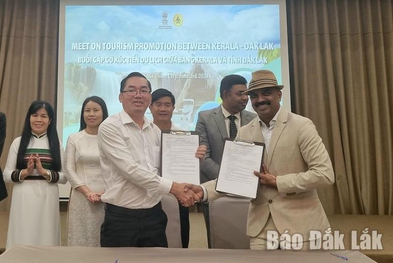 Representantes de la Asociación de Turismo de Dak Lak y del estado de Kerala (India) firman el memorando de cooperación en turismo. (Foto: baodaklak.vn)