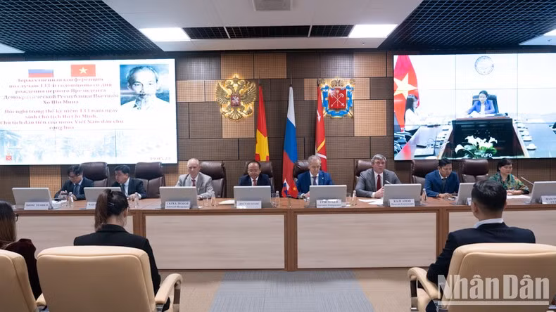 El seminario tiene lugar tanto en formato presencial como en línea.