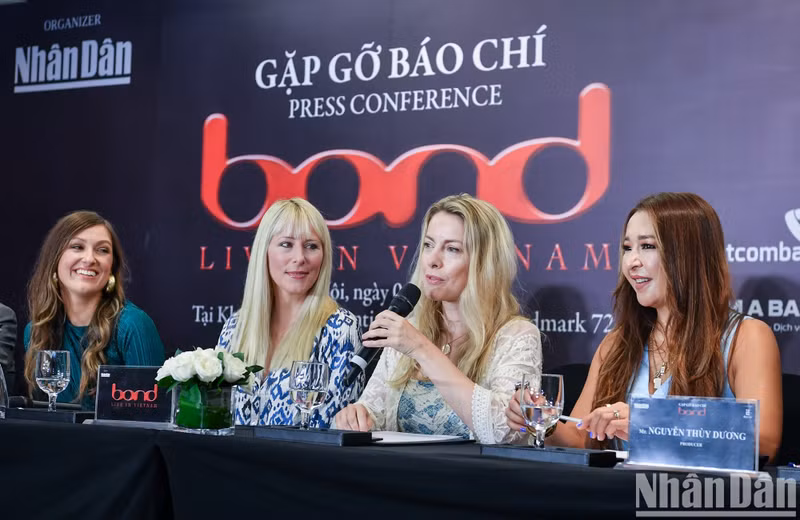 BOND responde preguntas de la prensa. BOND responde preguntas de la prensa.