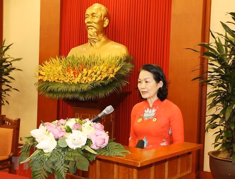 La presidenta de la Cruz Roja de Vietnam, Bui Thi Hoa, presenta un informe.