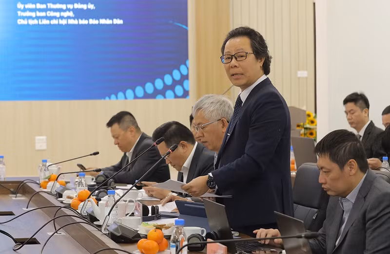 Vu Mai Hoang, jefe de la Redacción de Tecnología, del periódico Nhan Dan, en la cita.