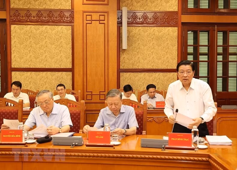 Phan Dinh Trac, miembro del Buró Político y el Secretariado del Comité Central del Partido y jefe de su Comisión de Asuntos Internos, interviene en la reunión. Es también subjefe permanente del citado Comité Directivo.