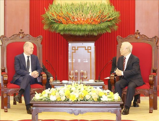 El secretario general del Partido Comunista de Vietnam, Nguyen Phu Trong (derecha), recibe al canciller alemán Olaf Scholz. (Fotografía: VNA)