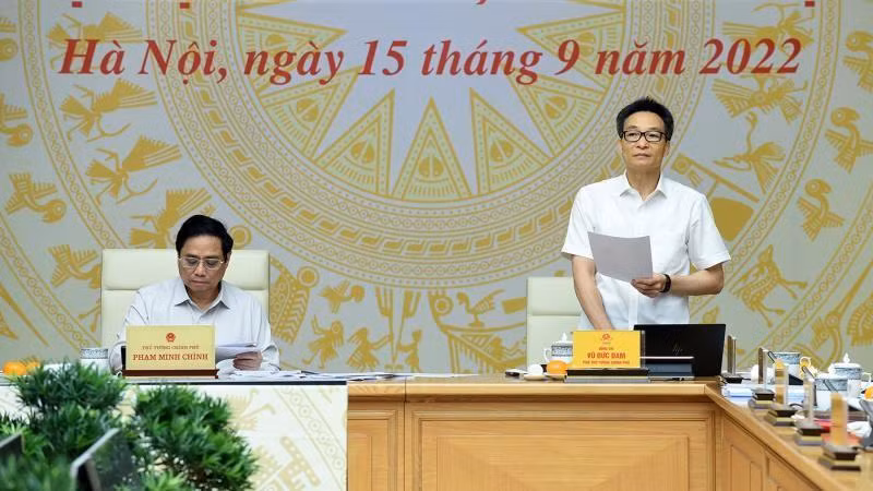 El viceprimer ministro Vu Duc Dam interviene en la conferencia.
