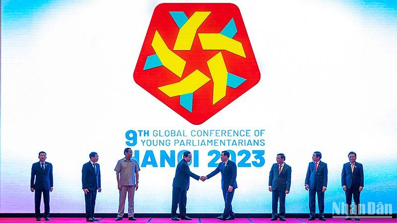 El presidente de la Asamblea Nacional de Vietnam, Vuong Dinh Hue, y delegados en la ceremonia.