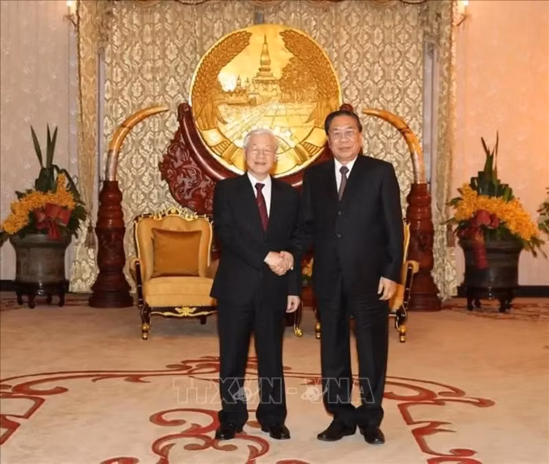 El secretario general del PCV, Nguyen Phu Trong, y el secretario general del Partido Popular Revolucionario y presidente de Laos, Choummaly Sayasone, durante su visita a Laos en 2019. (Foto: VNA)