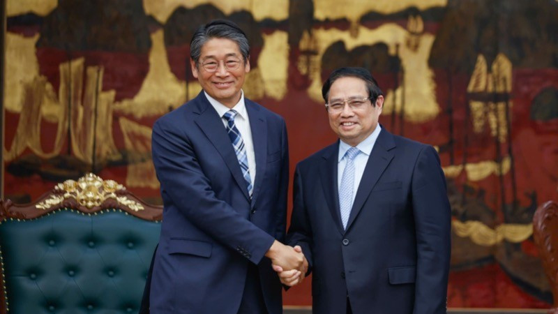 El primer ministro de Vietnam, Pham Minh Chinh, sostiene una reunión con el embajador japonés, Ito Naoki. (Foto: Nhan Dan)