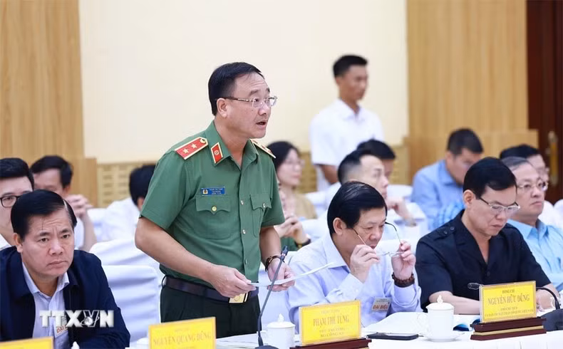 Pham The Tung, viceministro de Seguridad Pública, interviene en la reunión.