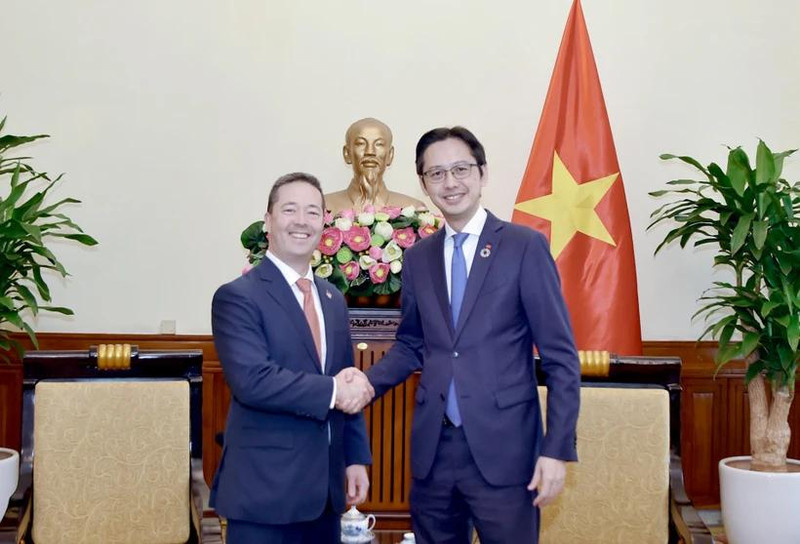 El viceministro de Relaciones Exteriores de Vietnam Do Hung Viet recibe a Sean Kotaro O’Neill, alto funcionario de la Oficina de Asuntos de Asia Oriental y el Pacífico del Departamento de Estado de los Estados Unidos. (Foto: VNA)