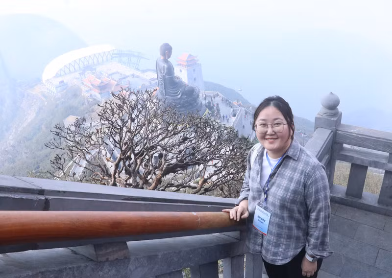 Tumuruya Javzandulam, tercera secretaria de la Embajada de Mongolia, se confiesa impresionada por la arquitectura de las pagodas vietnamitas en el “techo de Indochina”.