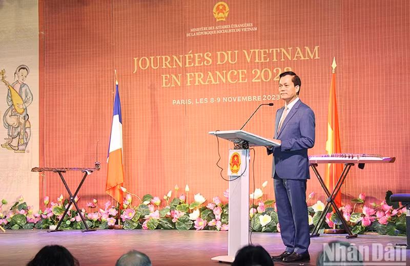 El vicecanciller vietnamita Ha Kim Ngoc habla en el evento.