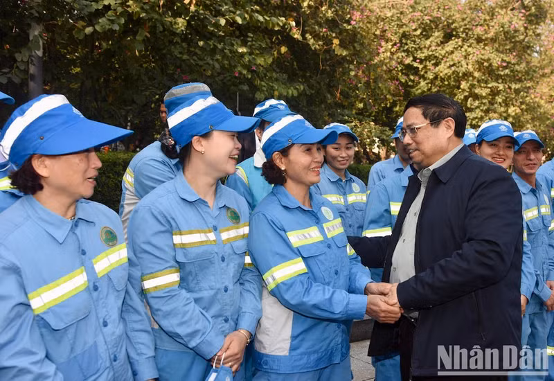 El primer ministro Pham Minh Chinh anima a los trabajadores de la Compañía de Medio Ambiente Urbano de Hanói.