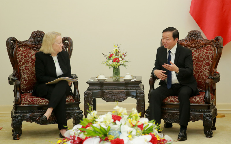 El vicepremier vietnamita Tran Hong Ha y la vicepresidenta de la Alianza Financiera de Glasgow para las cero emisiones netas, Mary L. Schapiro. (Foto: baochinhphu.vn)