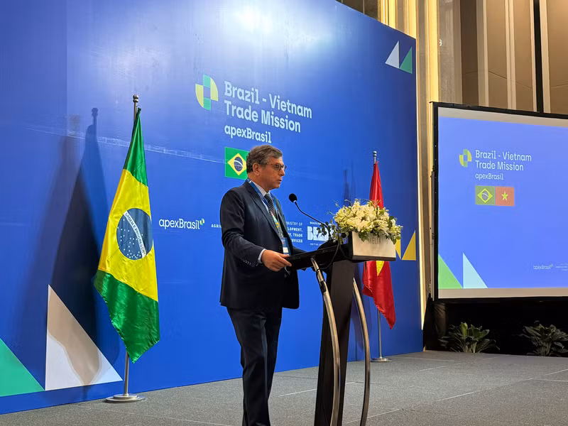 El embajador de Brasil en Vietnam, Marco Farani, pronuncia el discurso de apertura.