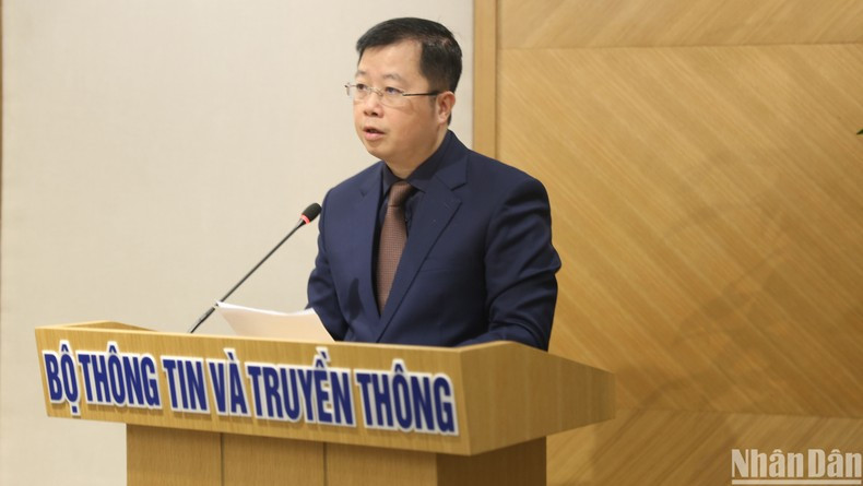 Nguyen Thanh Lam, viceministro de Información y Comunicación habla en el evento. 
