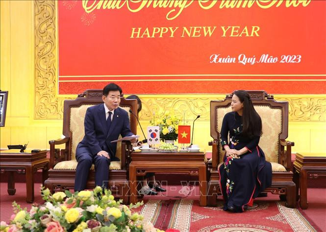 El presidente de la Asamblea Nacional de Corea del Sur, Kim Jin-pyo, y la secretaria del Comité del Partido Comunista de Vietnam en Ninh Binh, Nguyen Thi Thu Ha (Fotografía: VNA)