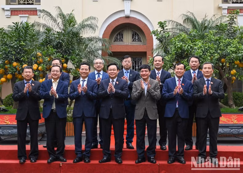 Dinh Hue y delegados del Ministerio de Información y Comunicación.