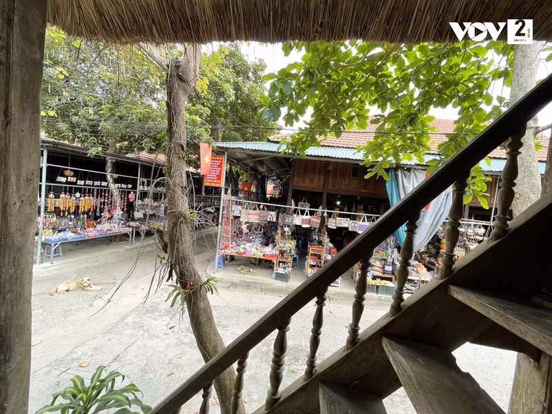 Las casas sobre pilotes en Ban Lac son altas, de unos dos metros sobre el suelo, sostenidas por pilares de madera maciza. Sus techos están cubiertos de hojas de “goi” (Livistona saribus) o “may” (Calamus tetradactylus Hance) y sus grandes ventanales dejan entrar la brisa.