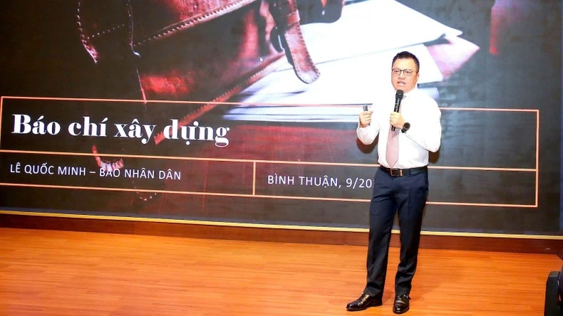 Le Quoc Minh, miembro del Comité Central del Partido, presidente-editor del diario Nhan Dan (Pueblo), subjefe de la Comisión de Comunicación y Educación del Comité Central del Partido Comunista de Vietnam y titular de la Asociación de Periodistas del país, habla en el evento.