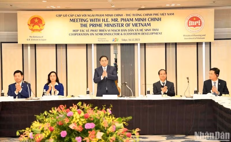 El primer ministro de Vietnam, Pham Minh Chinh, se reunió con gerentes de 10 empresas líderes japonesas especializadas en el campo de los microchips.