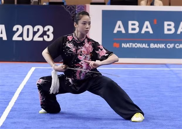 La atleta vietnamita de wushu Duong Thuy Vi compite en la modalidad femenina de jianshu (demostración de espada) (Fotografía: VNA)