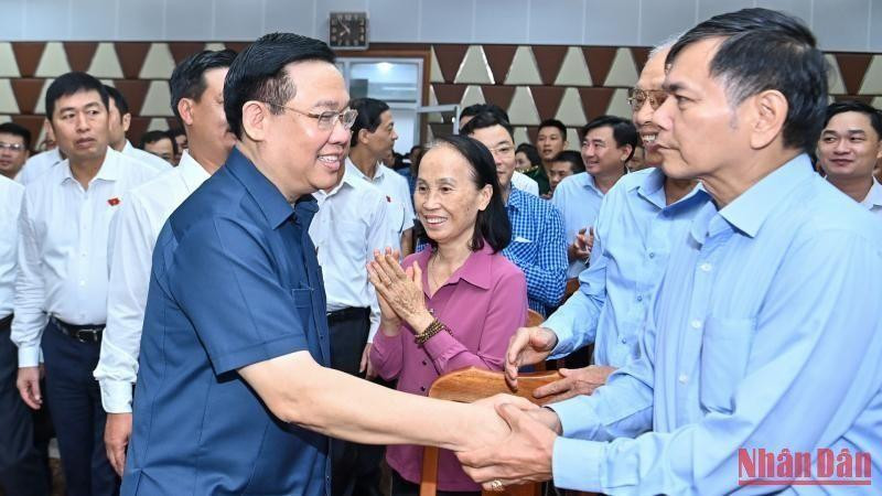 El presidente de la Asamblea Nacional, Vuong Dinh Hue, con votantes del distrito de Thuy Nguyen.