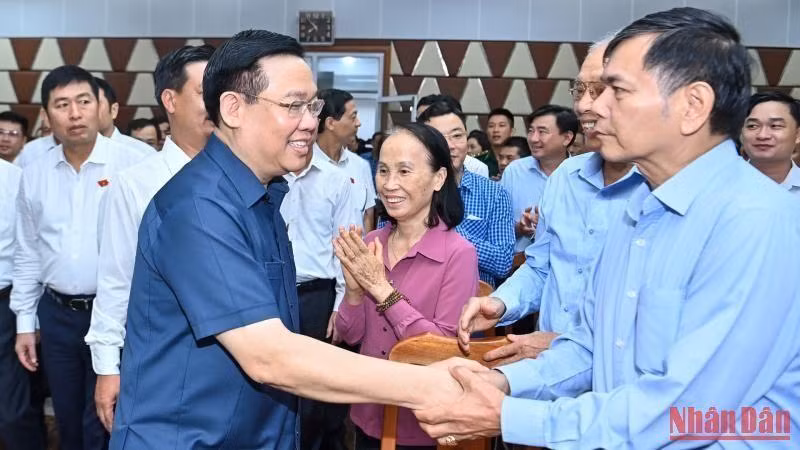 El presidente de la Asamblea Nacional, Vuong Dinh Hue, con votantes del distrito de Thuy Nguyen.