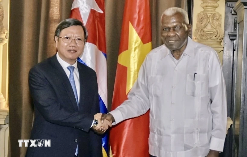 El presidente de la Asamblea Nacional del Poder Popular de Cuba, Esteban Lazo Hernández (en la derecha), yembajador de Hanói en La Habana, Le Quang Long. (Foto: VNA)