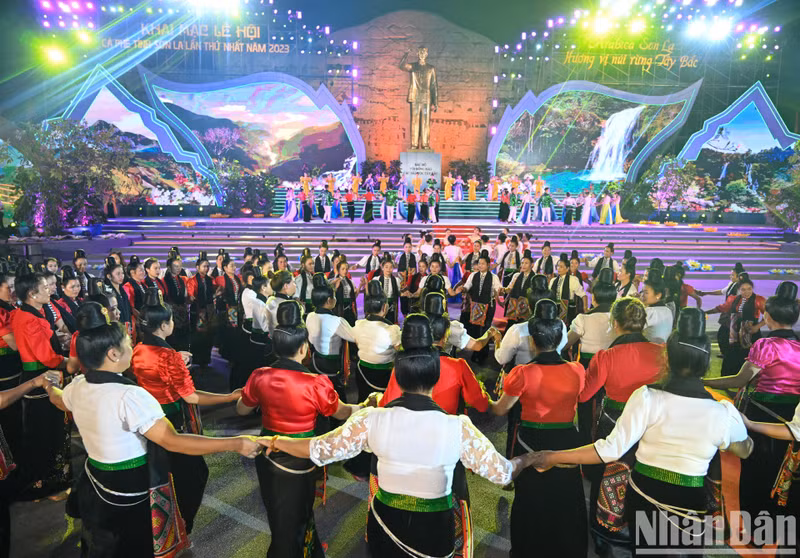 Un espectáculo de la danza Xoe en la ceremonia de apertura del festival.