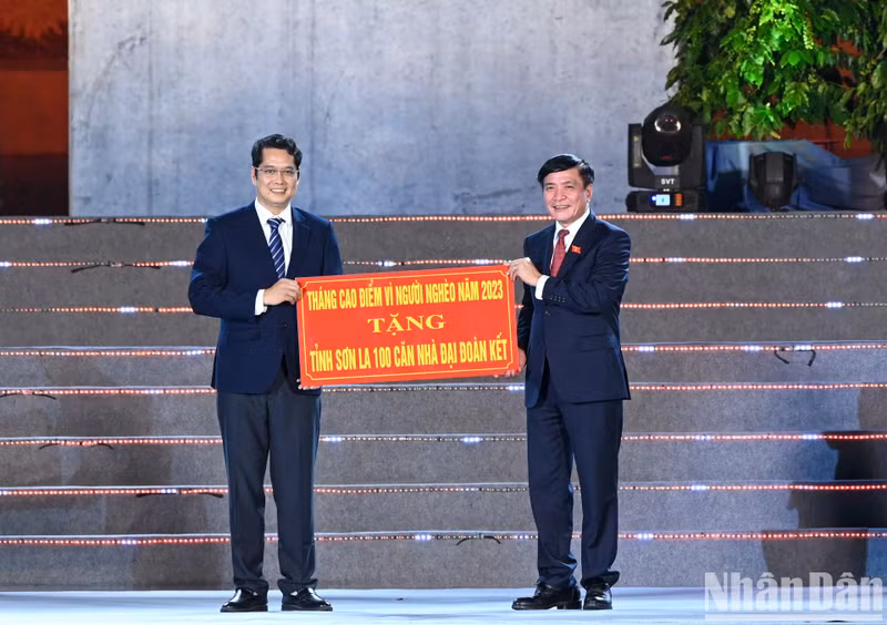 El secretario general y jefe de la Oficina parlamentaria, Bui Van Cuong, otorga obsequios a la provincia de Son La.