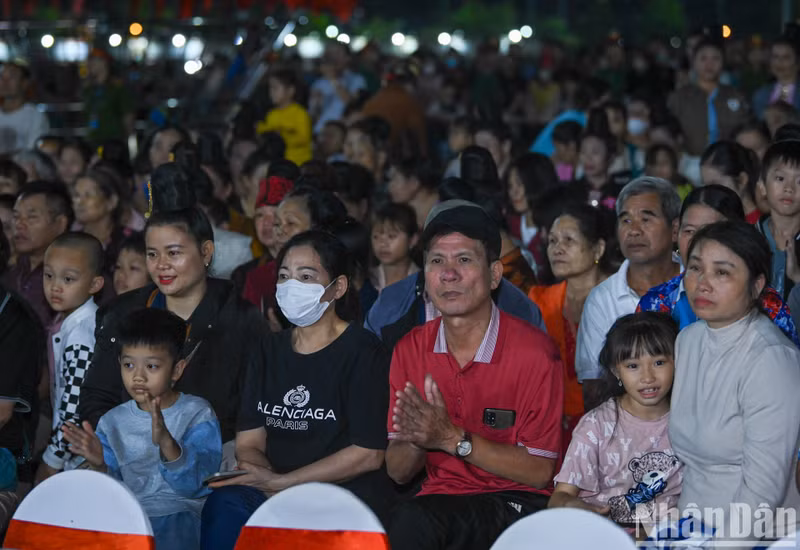 Un gran número de habitantes de Son La asisten a la cita.